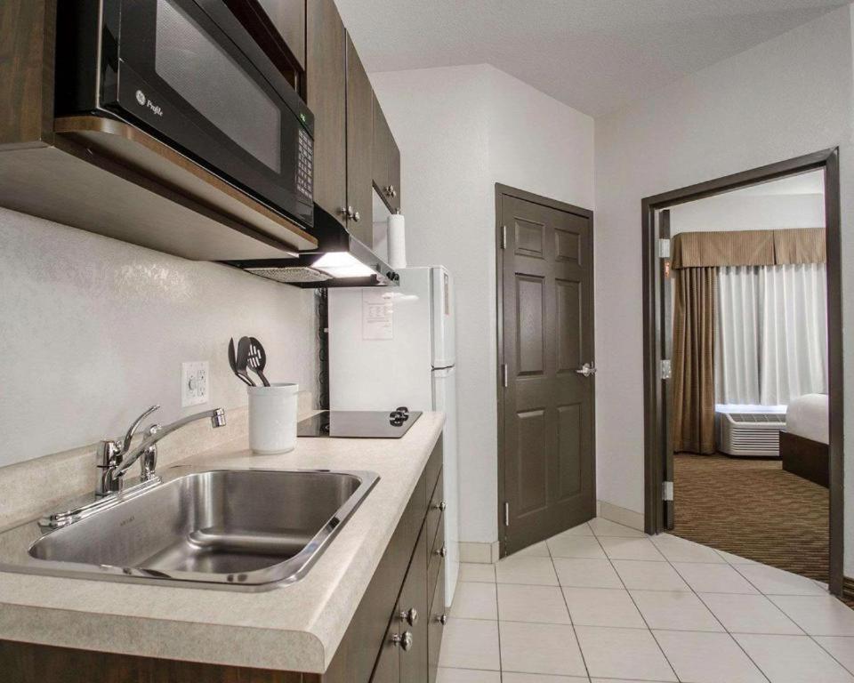 Royal Suites Estevan Eksteriør billede